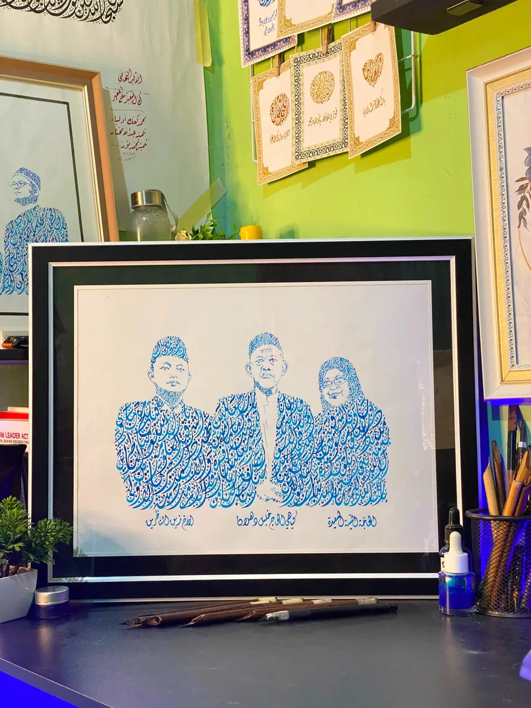Karya keluarga besar dengan tinta biru