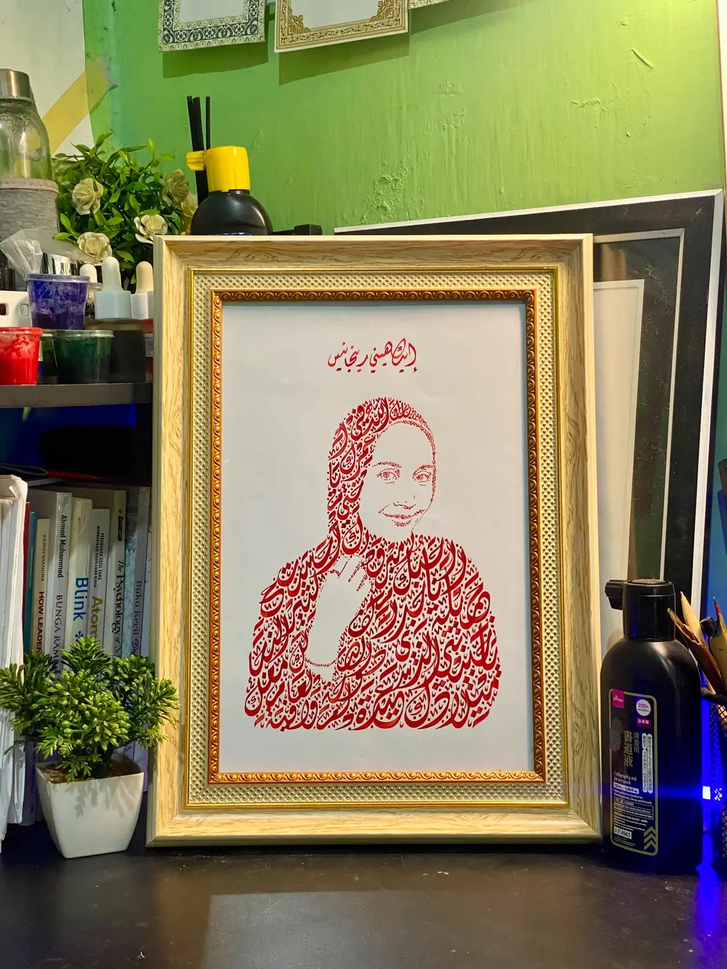Variasi karya satu wajah berpigura