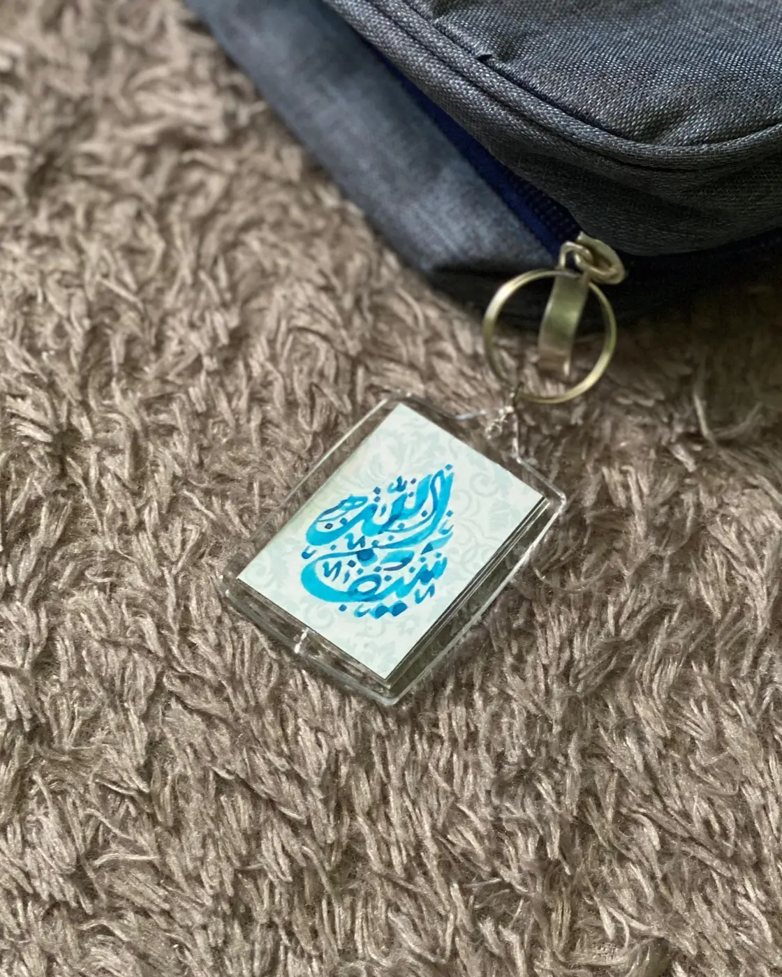 Keychain personal warna hitam dan oranye