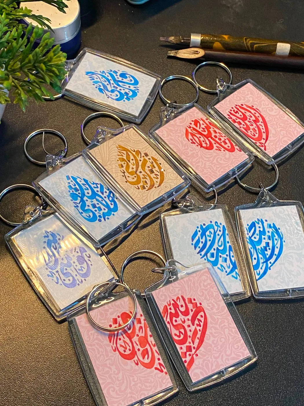 Keychain personal biru di atas tas