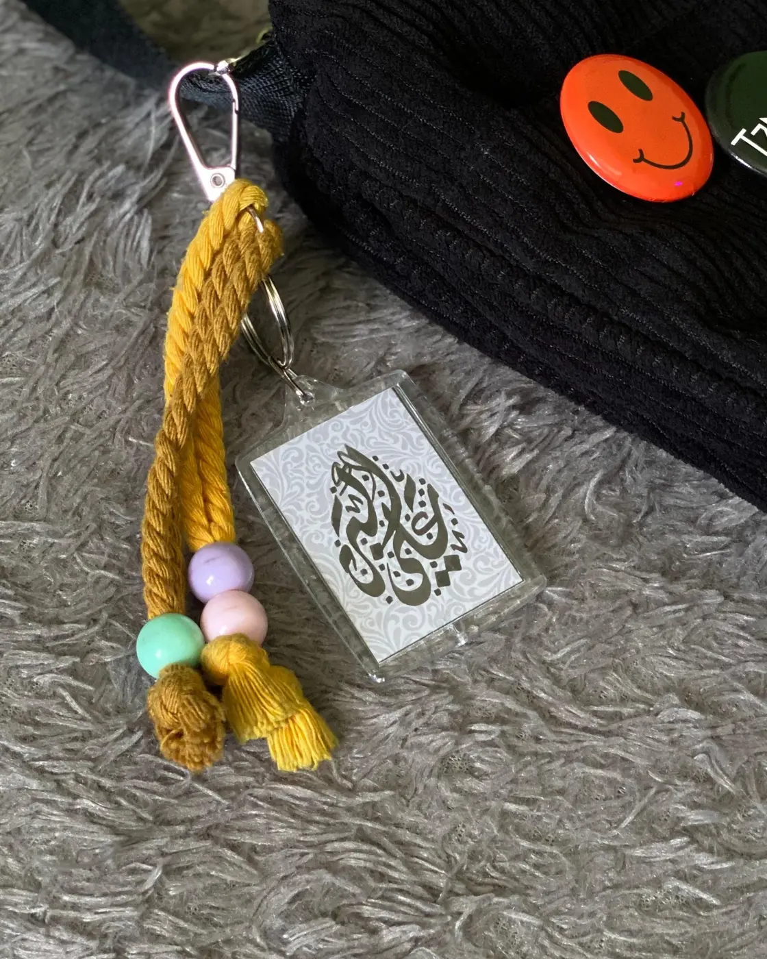 Gantungan kunci kaligrafi dengan ornamen tassel