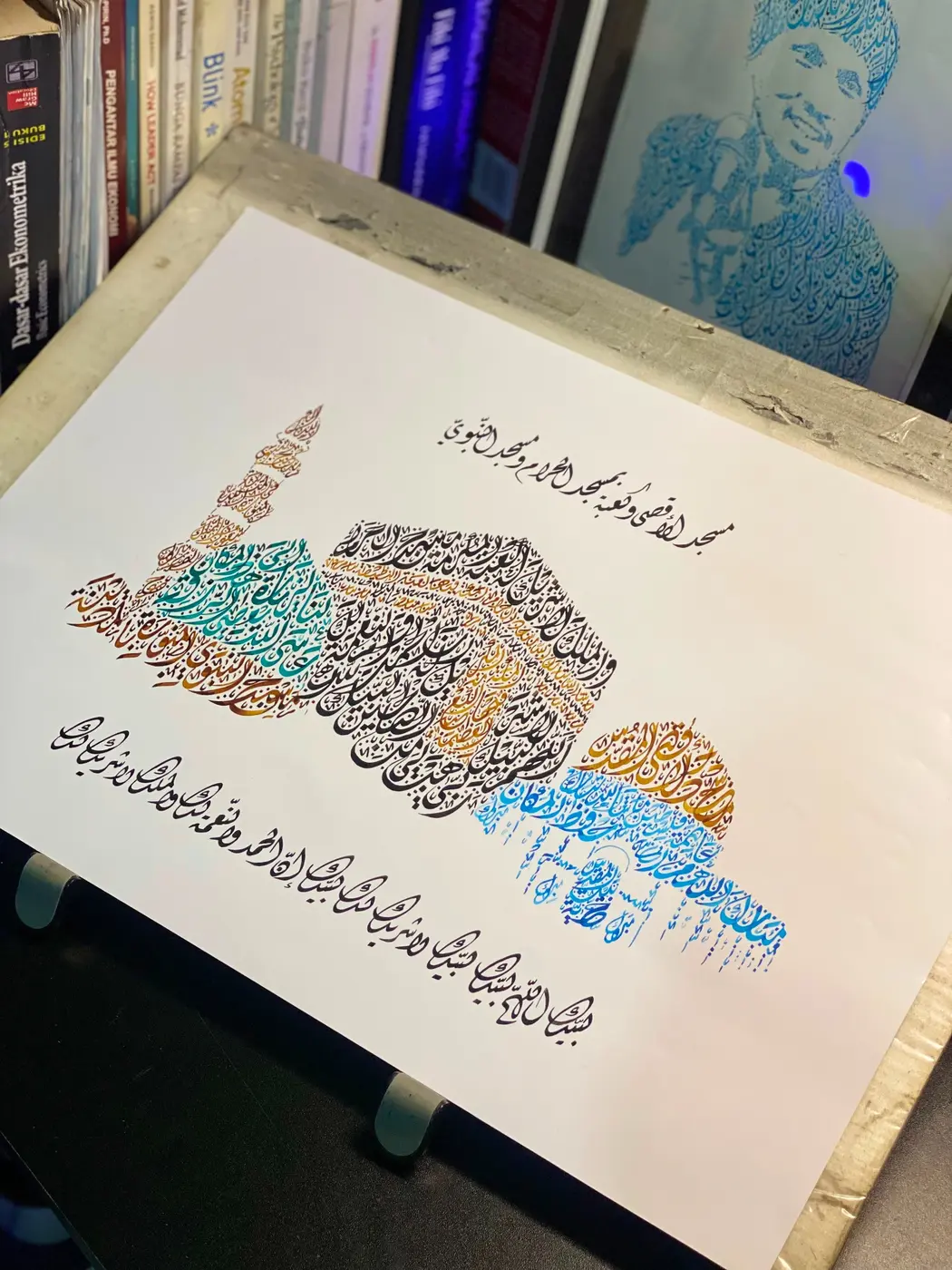 Detail karya custom khusus dengan komposisi eksperimental