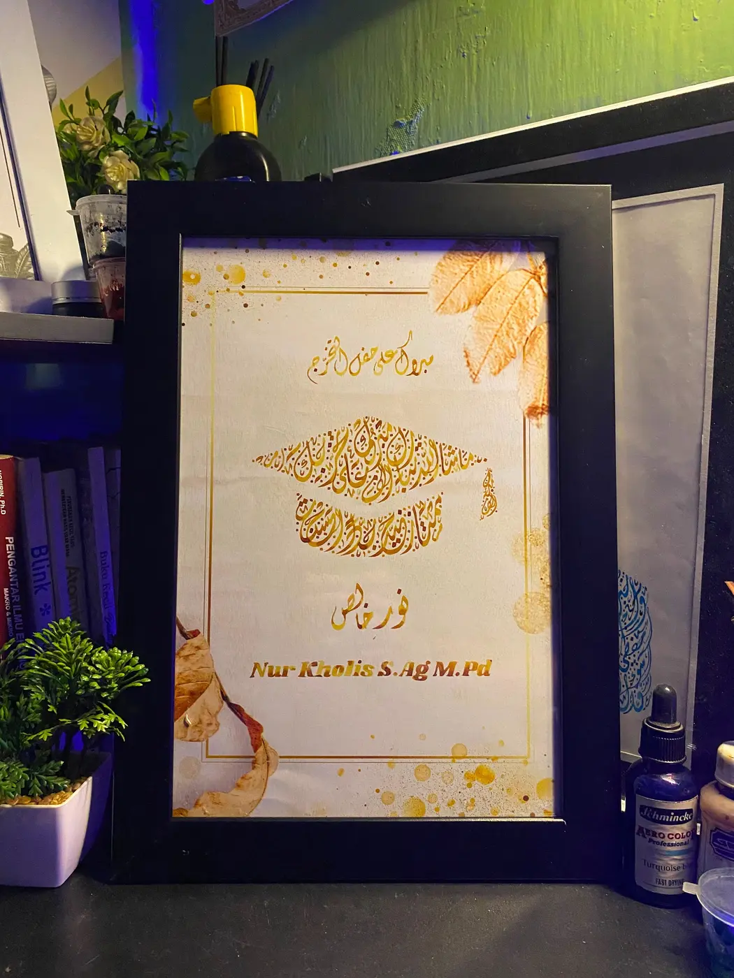 Kaligrafi wisuda berbentuk toga berbingkai